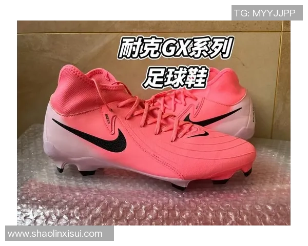 如何选择适合足球球星的运动鞋提高场上表现和舒适度